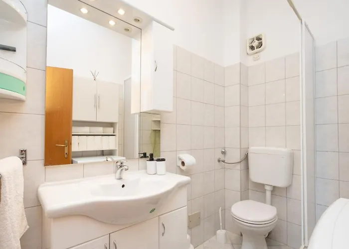 Vila Neda By Guide *